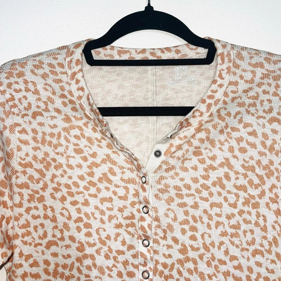 aerie Henley Tee White & Peach Leopard Animal Print Rib Lounge Medium Women’s - Picture 2 of 10